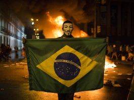Протестующий против Чемпионата мира в Бразилии - Stone Forest