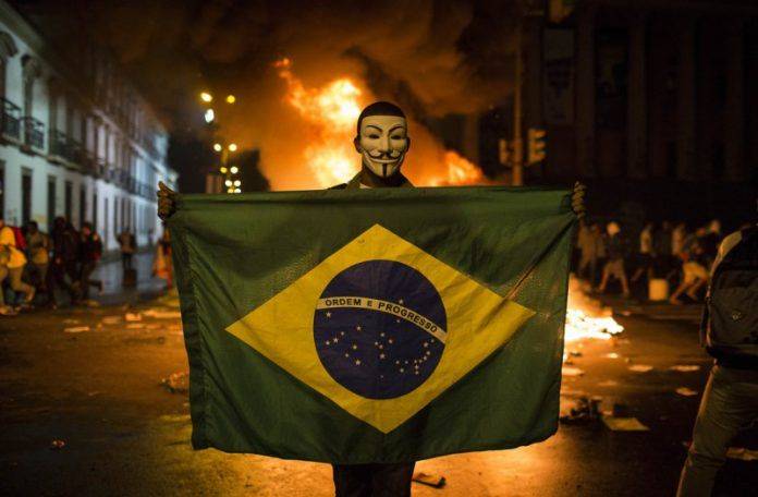 Протестующий против Чемпионата мира в Бразилии - Stone Forest