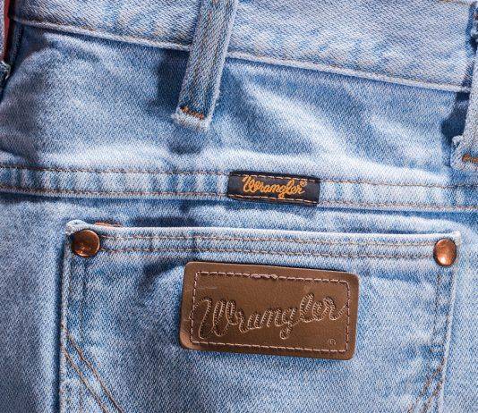 Wrangler – джинсы для современного ковбоя Джинсы Wrangler - Каменный лес Stone Forest