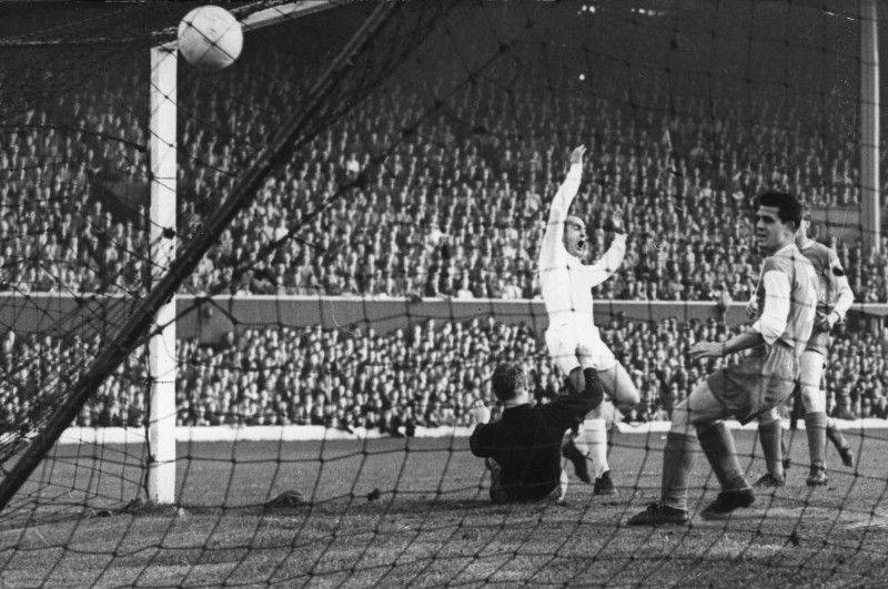 19 MAY 1960: ALFREDO DI STEFANO SCORES REAL MADRIDS'' SECOND GOAL DURING THE 7-3 DEMOLITION OF EINTRACHT FRANKFURT AT HAMPDEN PARK IN THE EUROPEAN CUP FINAL. DI STEFANO SCORED 3 WHILE PUSKAS SCORED 4. Mandatory Credit: Allsport Hulton/Archive