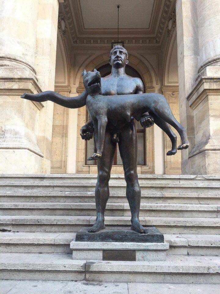 Статуя Траяна с собакой - Stone Forest