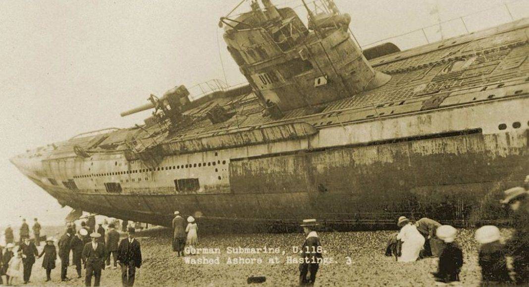 Подводная лодка U-118 на пляже города Гастингс, немецкая подлодка ...