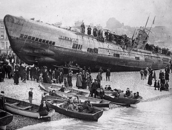 Подводная лодка U-118 на пляже города Гастингс, немецкая подлодка ...
