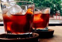 Зачем добавлять лёд в холодные летние напитки?