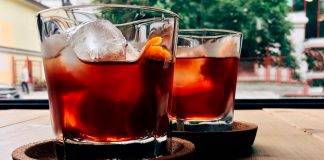 Зачем добавлять лёд в холодные летние напитки?