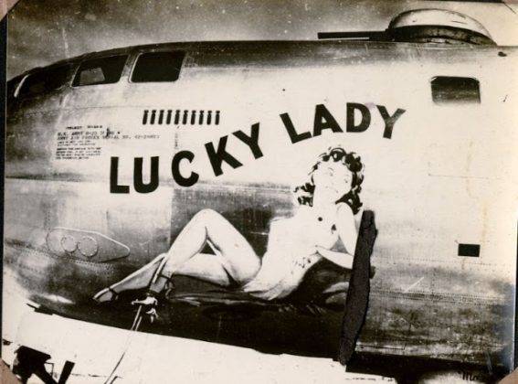 Рисунок женщины на борту самолета - Stone Forest
