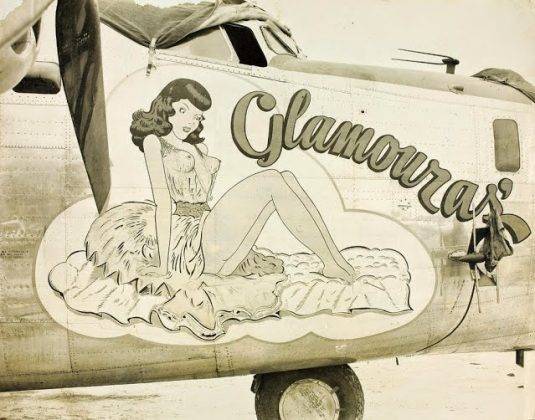 Рисунки обнаженных девушек на борту самолета - Stone Forest