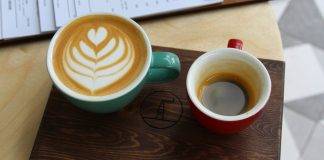 Зачем в кофейнях подают эспрессо-сет?