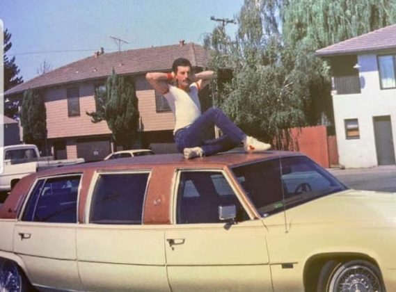 Фредди Меркури на крыше своего автомобиля