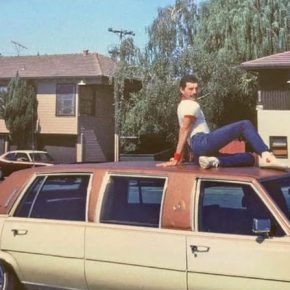 freddie-mercury-na-kryshe-mashiny-2