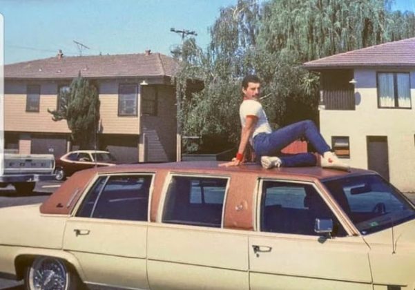 Фредди Меркури на крыше своего автомобиля
