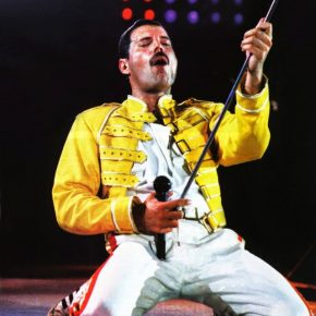 freddie-mercury-queen-wembley-10