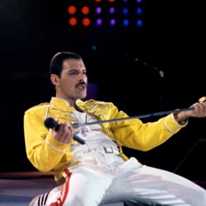 freddie-mercury-queen-wembley-11
