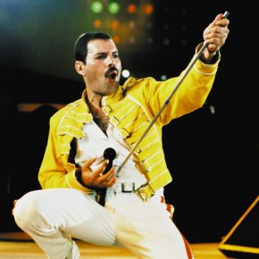 freddie-mercury-queen-wembley-12