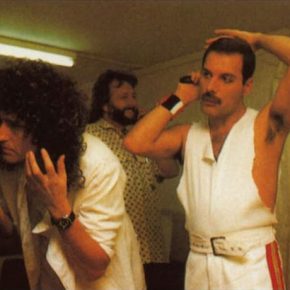 freddie-mercury-queen-wembley-15