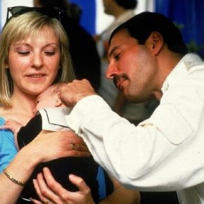 freddie-mercury-queen-wembley-16