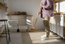 Уборка в цифрах: интересные факты и статистика повседневных дел Мужчина убирается в доме