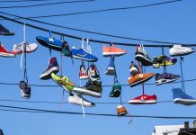 Что означают кроссовки, висящие на проводах Кроссовки на проводах