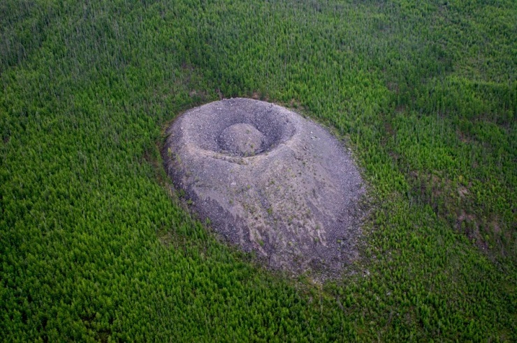 Патомский кратер на склоне сопки