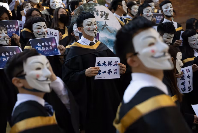 Маски Гая Фокса на протестах в Гонконге
