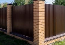 Заборы с кирпичными столбами Заборы с кирпичными столбами