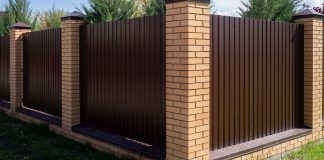 Заборы с кирпичными столбами Заборы с кирпичными столбами