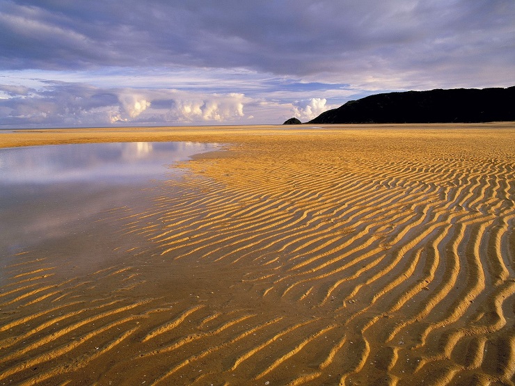 Волновой рельеф из песка на побережье моря