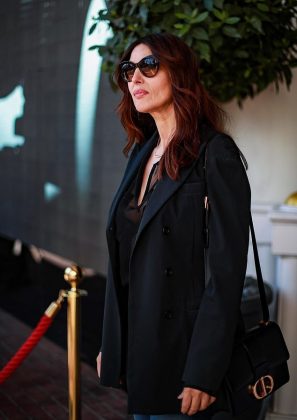 Моника Беллуччи в черной одежде