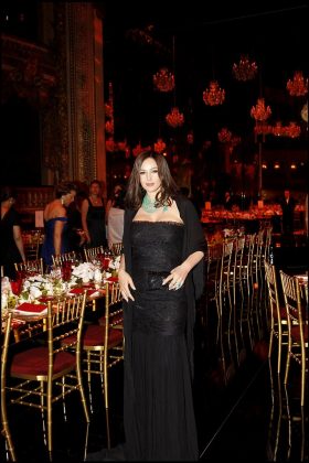 Моника Беллуччи в черном платье