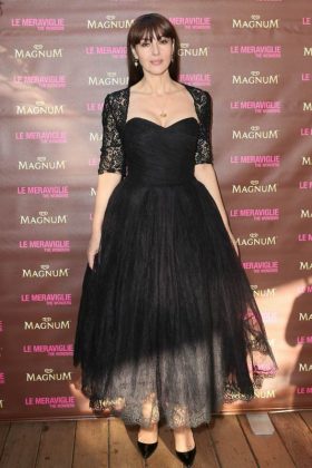 Моника Беллуччи в черном платье