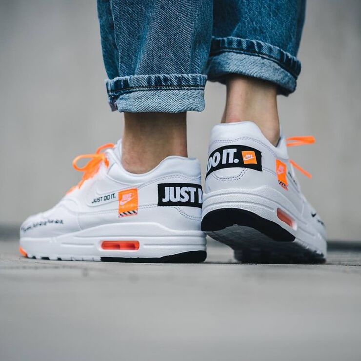 Кроссовки Nike Air Max 1 Lux