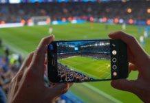 Сравнение Pin Up Bet с другими популярными беттинг-платформами: что выбрать? Смартфон на футболе