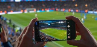 Сравнение Pin Up Bet с другими популярными беттинг-платформами: что выбрать? Смартфон на футболе