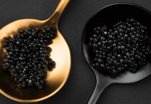 Роскошь в подарок: justfood и А-ИКРА дарят сертификаты на черную икру Черная икра на ложке