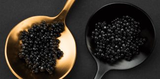 Роскошь в подарок: justfood и А-ИКРА дарят сертификаты на черную икру Черная икра на ложке