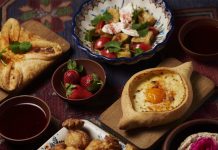 «Ягодная неделя» клубничное и малиновое вино в подарок в «Saperavi Cafe» и «Вай Мэ» Saperavi Cafe