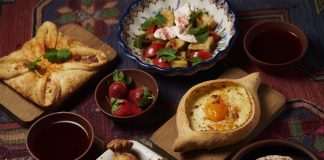 «Ягодная неделя» клубничное и малиновое вино в подарок в «Saperavi Cafe» и «Вай Мэ» Saperavi Cafe