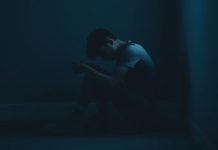 5 признаков, которые выдают мужчину с низкой самооценкой Мужчина с низкой самооценкой