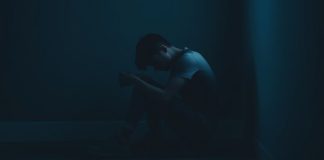 5 признаков, которые выдают мужчину с низкой самооценкой Мужчина с низкой самооценкой