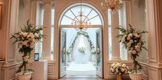 10 лучших свадебных салонов Петербурга 2025: рейтинг по отзывам Вход в свадебный салон Санкт-Петербурга