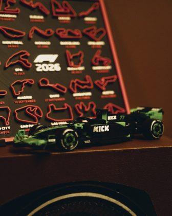 Конструктор CaDa гоночный болид F1 KICK Sauber C44