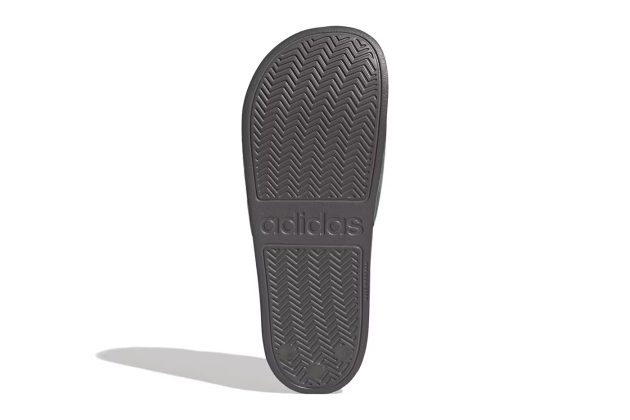 Шлепки Minecraft x adidas Holiday 2025 Collection