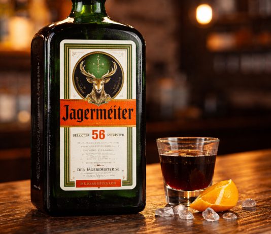 Jägermeister: как охотничий ликёр стал иконой барной культуры Бутылка Jägermeister