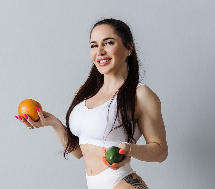 Травмы в спорте — это не «если», а «когда». Даже у самых осознанных, даже у тех, кто разогревается, тянется и слушает тренера. Но настоящая проверка начинается не в момент падения или резкой боли, а потом — когда нужно восстановиться. И вот тут на сцену выходят два героя, про которых многие слышали, но не всегда понимают их силу: ЛФК и кинезитерапия. Подробнее о каждом методе восстановления расскажет фитнес-тренер Алиона Хильт