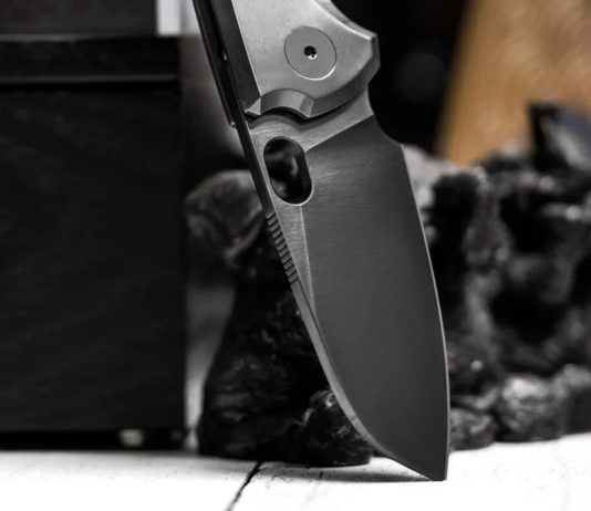 URBAN F5.5 Black DLC — компактный нож с клинком Magnacut и циркониевыми рукоятями Нож URBAN F5.5 Black DLC