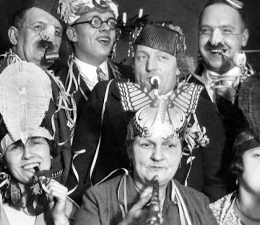 Впечатляющие чёрно-белые фотографии празднования Нового года в 20 веке Черно-белые новогодние фотографии 20 века