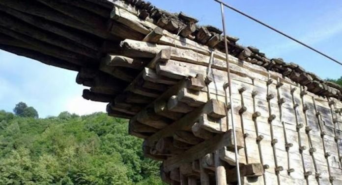 Деревянный мост в Дагестане