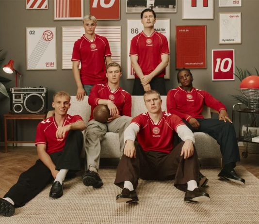 Сборная Дании представила домашнюю форму на 2026 год от hummel — сдержанная классика для большой сцены Футбольная форма Дании 2026