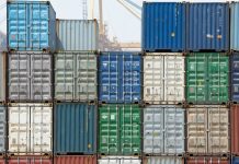 Клиентоцентричность в логистике: почему сервис важнее тарифа Стена из морских контейнеров