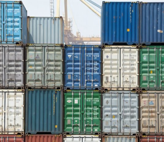 Клиентоцентричность в логистике: почему сервис важнее тарифа Стена из морских контейнеров